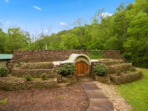 The Hobbit House - NEW Hot Tub! - Unique Arkansas Earth Ship!