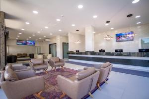 a waiting room with chairs and a bar at Hotel Confiance Barigui in Curitiba