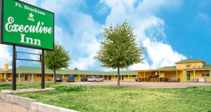 a street sign in front of a motel at Executive Inn Fort Stockton in Fort Stockton