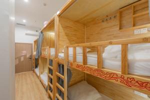 重慶市にあるFangorn Hostelの二段ベッド2組付きの二段ベッド付きの部屋