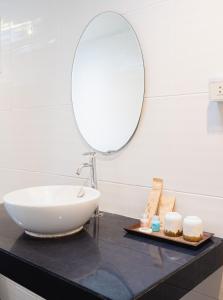 Ένα μπάνιο στο The C Samet Beach Resort SHA Plus