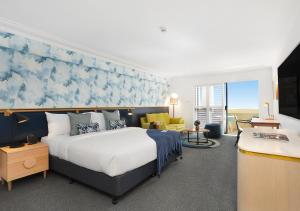 Cama ou camas em um quarto em Coogee Bay Boutique Hotel