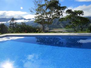 einen Pool mit Bergblick in der Unterkunft Rinconcito Verde in Ujarrás