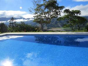 a swimming pool with a view of the mountains at Rinconcito Verde in Ujarrás