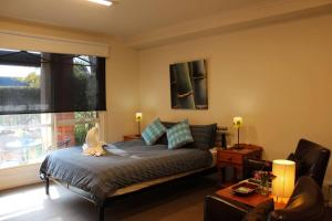 Łóżko lub łóżka w pokoju w obiekcie Box Hill Studio 3 at Canterbury Gardens