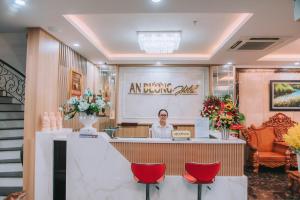 une femme assise à la réception dans un salon dans l'établissement An Dương Hotel & Apartment, à Đà Nẵng