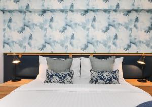 Cama ou camas em um quarto em Coogee Bay Boutique Hotel