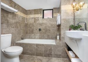 Um banheiro em Coogee Bay Boutique Hotel