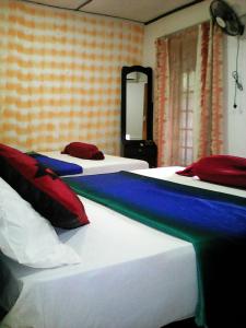 2 Betten in einem Zimmer mit 2 Betten sidx sidx sidx sidx in der Unterkunft Lotus Inn Tourist Resort in Dambulla