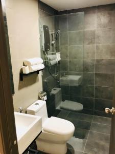 Koupelna v ubytování Enclave Business Hotel