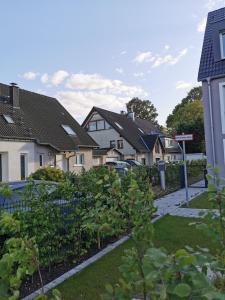 una fila de casas en un barrio residencial en R&A Lambertz en Düsseldorf