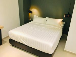 Ein Bett oder Betten in einem Zimmer der Unterkunft Enclave Business Hotel