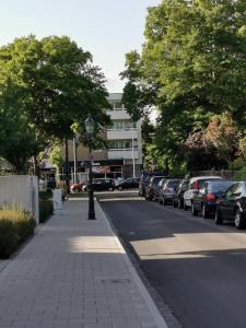 una calle con coches estacionados al costado de la carretera en R&A Lambertz en Düsseldorf