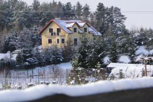 Gosciniec Nad Stawem žiemą