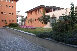 een loopbrug voor een gebouw met een tuin bij Pilgrim's Hotel in Cicognolo