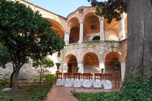 una fila de sillas en el patio de un edificio en Imaret, en Kavala