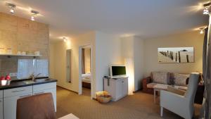 Kuchyň nebo kuchyňský kout v ubytování Hotel am Schlosspark garni