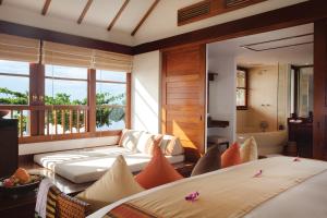 a bedroom with two beds and a tub in it at Napasai, A Belmond Hotel, Koh Samui in Mae Nam