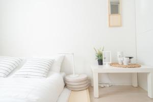 Postel nebo postele na pokoji v ubytování Miyako Shinjuku Hotel 都-新宿-