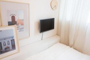TV a/nebo společenská místnost v ubytování Miyako Shinjuku Hotel 都-新宿-