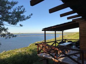 uma vista para a água a partir do alpendre de uma casa em Chervona Kalyna Cottage em Odessa