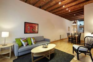un soggiorno con divano e tavolo di Beautiful apartment in Eixample a Barcellona