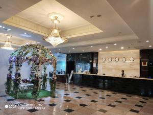 un vestíbulo con un gran arco floral en un hotel en Hu House en Kaohsiung
