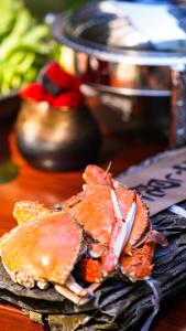 a pile of crabs sitting on top of a table at Beijing Kuntai Royal Hotel in Beijing
