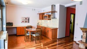 Kuchyňa alebo kuchynka v ubytovaní MSC Apartments Zaciszny Kącik