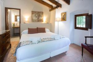 מיטה או מיטות בחדר ב-Alquiler de casa rural completa: Masía del siglo XV en la Costa Brava