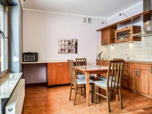 Kuchyňa alebo kuchynka v ubytovaní MSC Apartments Zaciszny Kącik + 15 fotografií
