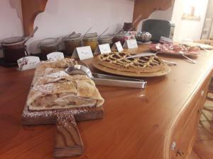een aanrecht met brood en wafels op een tafel bij Room & Breakfast Cà mea Dina in Ledro