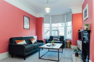 A seating area at Beautifully Finished Spacious House!