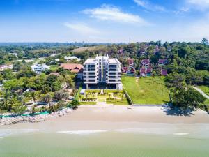 una vista aérea del complejo desde la playa en Escape Condominiums Beachfront Suites - Mae Phim en Rayong