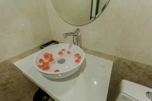 Miska marchewek siedząca na zlewie w łazience w obiekcie Bamboo Green Hotel w mieście Dong Hoi