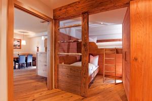 Łóżko lub łóżka w pokoju w obiekcie Serfaus Mountain Lodge