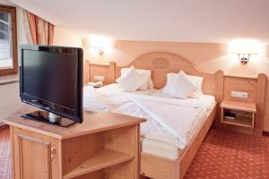 Televízia a/alebo spoločenská miestnosť v ubytovaní Suitehotel Kleinwalsertal