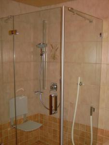 Ett badrum på Gästehaus Kerpf inclusive KönigsCard