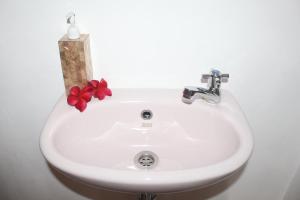A bathroom at Intan Guest House