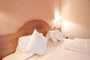 Rúm í herbergi á Suitehotel Kleinwalsertal