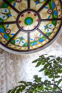 ジヴェエヴォにあるGuest House Piligrimの植物のある部屋のステンドグラス窓