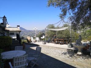 een patio met een tafel en stoelen en een fontein bij La Vivagna - Casa vista mare tra gli ulivi in Leivi