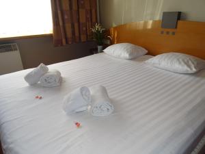 two white beds with pillows on top of them at Value Stay Brussels Expo Hotel in Brussels