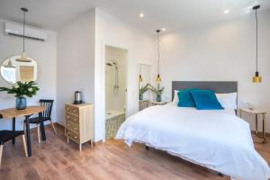 Postel nebo postele na pokoji v ubytování Hotelito Boutique Badalona Mar