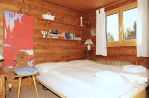 ベットマーアルプにあるChalet Trolliusの木造キャビン内のベッド1台が備わるベッドルーム1室を利用します。
