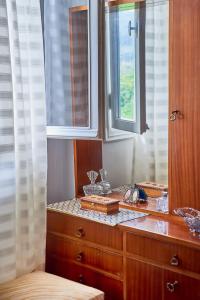 Vestidor de madera en una habitación con ventana en Villa Manthos, en Avdhellás