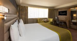 Rúm í herbergi á Bonnington Hotel & Leisure Centre