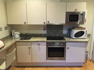 A kitchen or kitchenette at College View Apartments