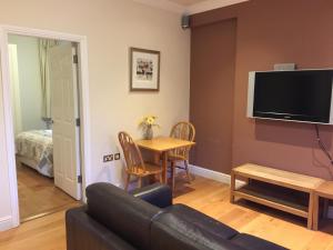 uma sala de estar com um sofá e uma mesa em College View Apartments em Cork