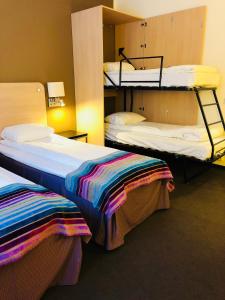 2 camas num quarto com 2 beliches em Hotell Charlottenberg em Charlottenberg